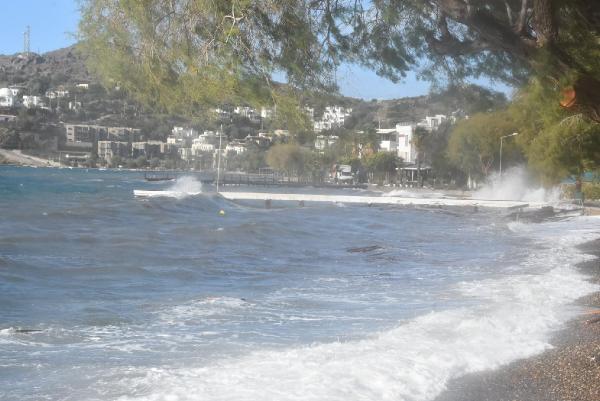 Bodrum'da fırtına 'iskeleler yerinden söküldü' 1