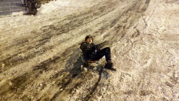 Karabük'te kar sevinci. Eline poşet alan çocuklar tepelere koştu 7