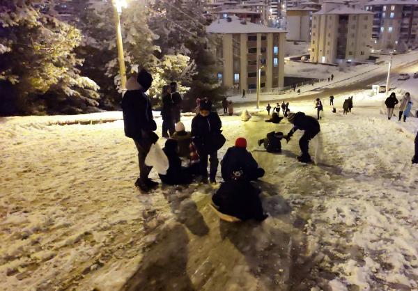 Karabük'te kar sevinci. Eline poşet alan çocuklar tepelere koştu 6