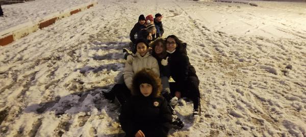 Karabük'te kar sevinci. Eline poşet alan çocuklar tepelere koştu 1