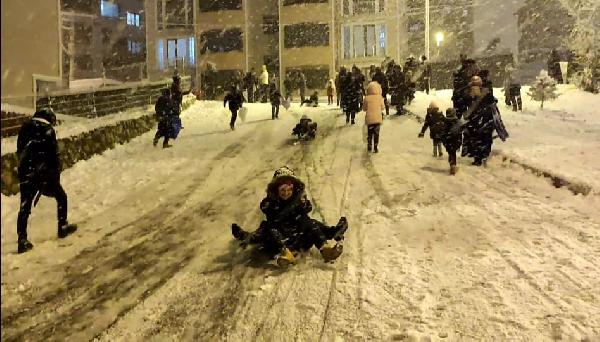 Karabük'te kar sevinci. Eline poşet alan çocuklar tepelere koştu 4