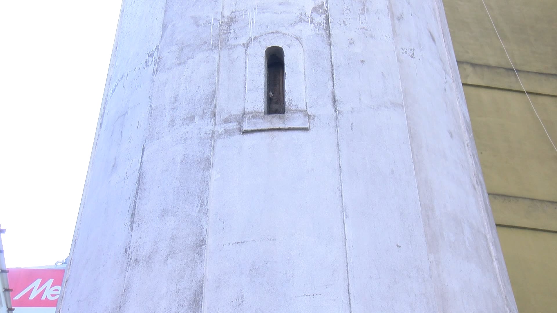 Tarihi su terazisi binaların arasında kaderine terk edildi 3