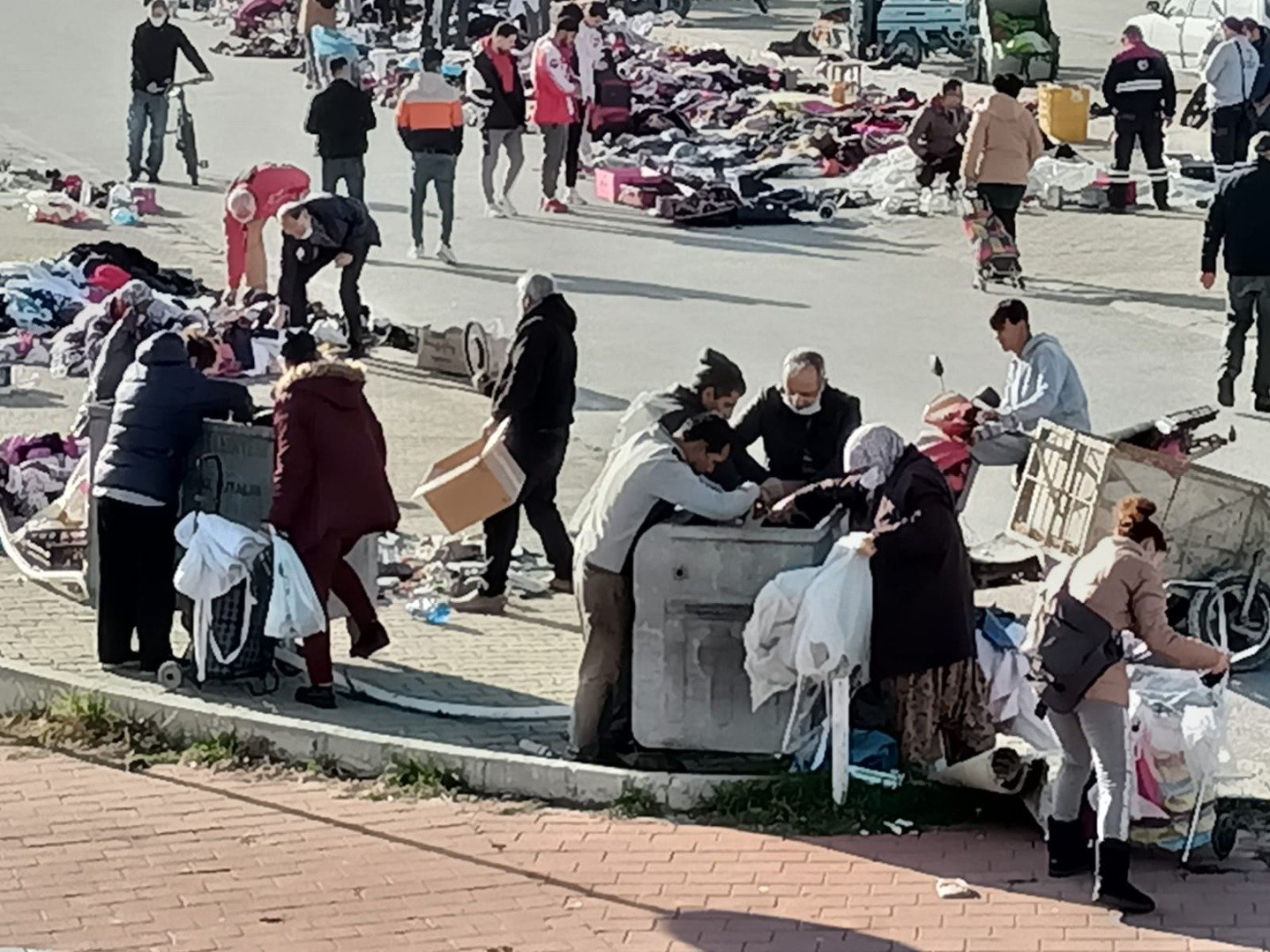 Çöpte ikinci el kavgası! Çaresizliğin fotoğrafı hafızalara kazındı 3