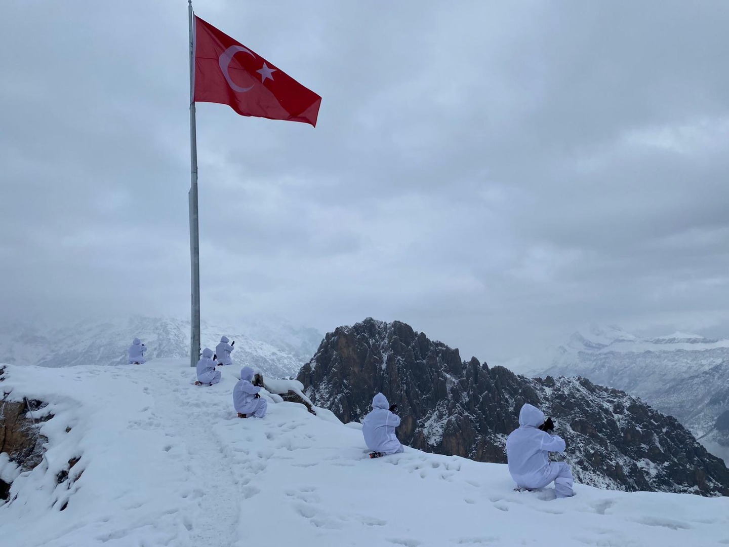 Mehmetçik’ten bayrak donduran soğukta vatan nöbeti 5