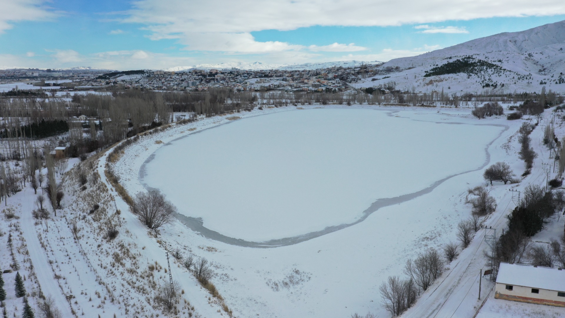 Sivas'ta Kızılırmak ile Serpincik Göleti buz tuttu 1