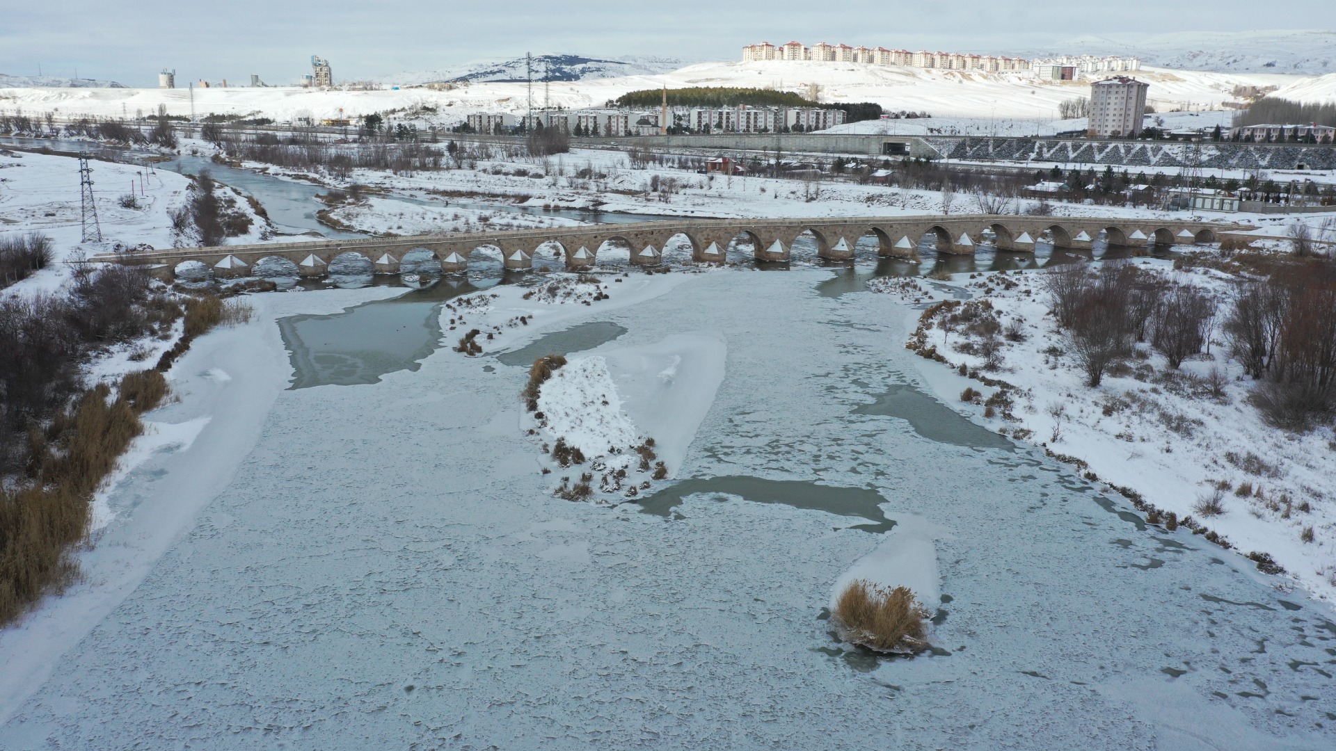 Sivas'ta Kızılırmak ile Serpincik Göleti buz tuttu 2