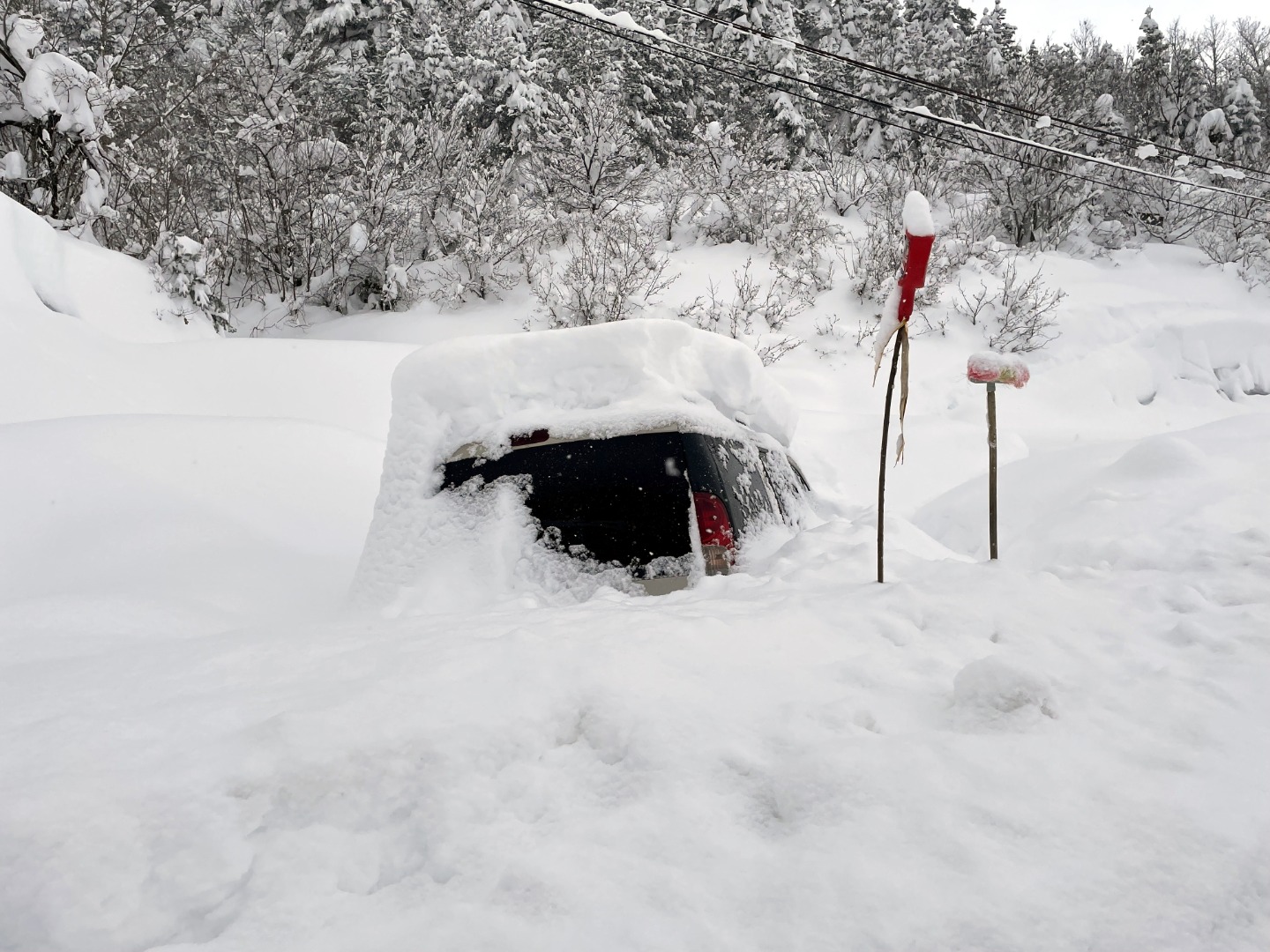 Araçlar kalınlığı 2 metreye yaklaşan karın altında kaldı 1