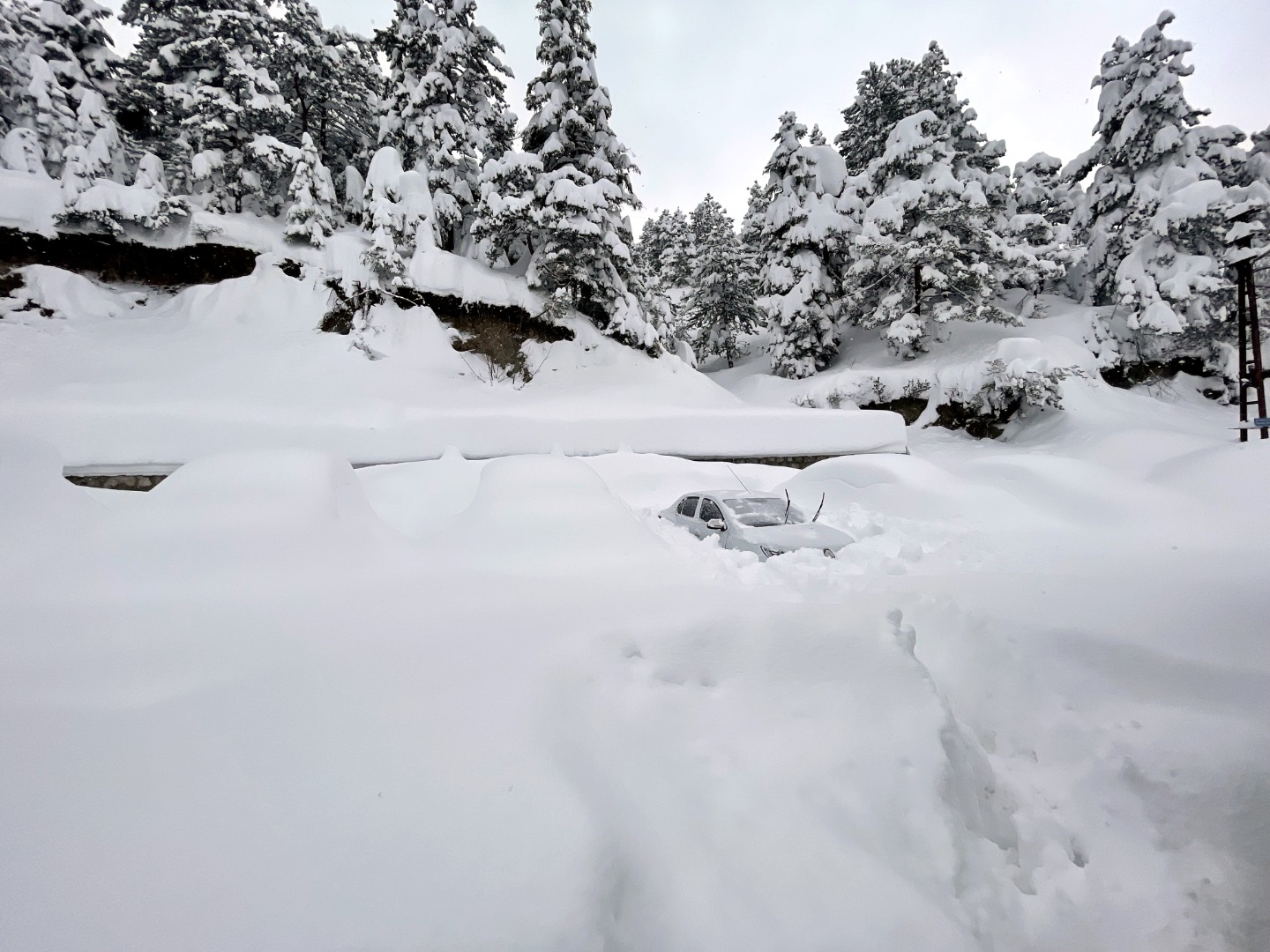 Araçlar kalınlığı 2 metreye yaklaşan karın altında kaldı 4