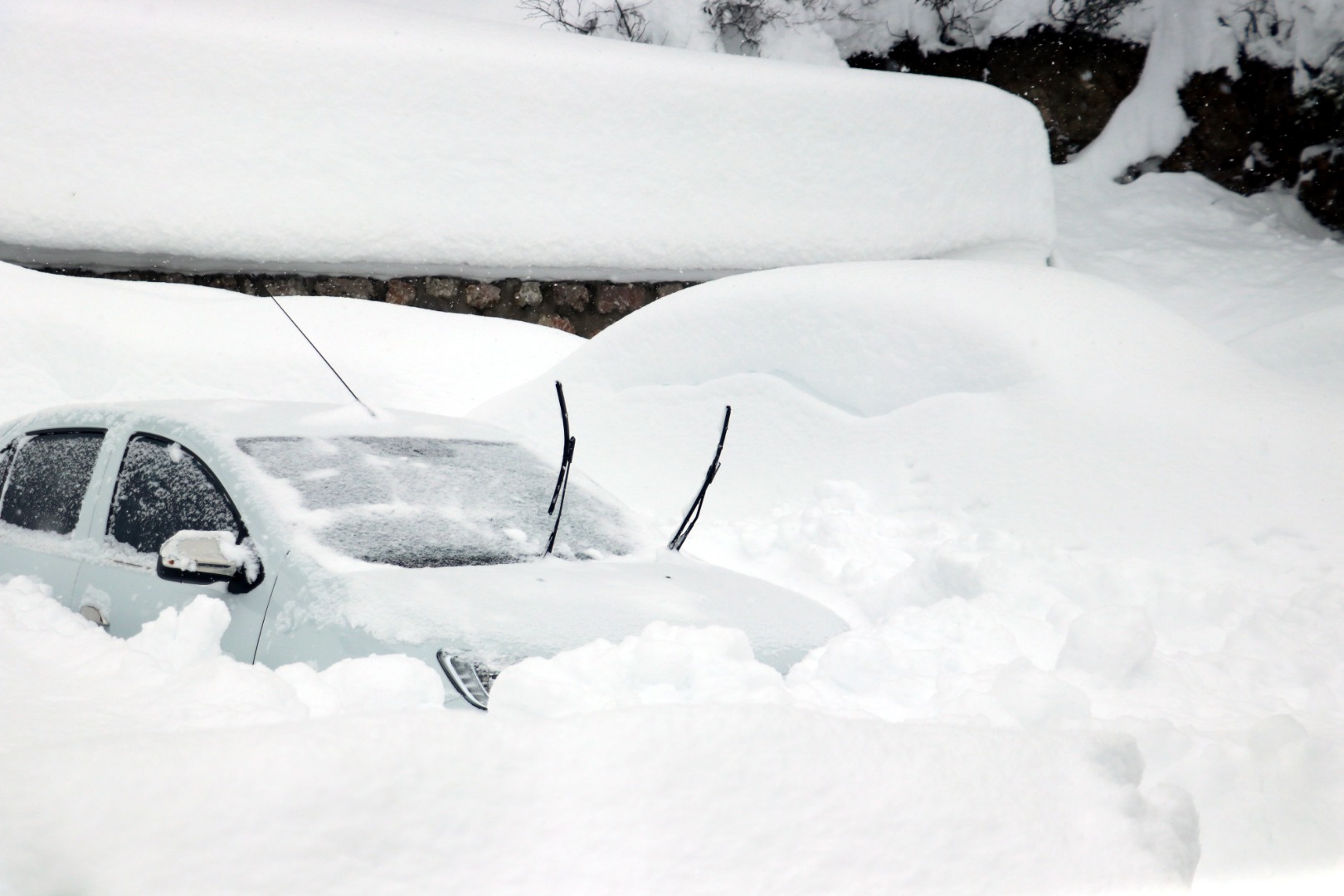 Araçlar kalınlığı 2 metreye yaklaşan karın altında kaldı 3