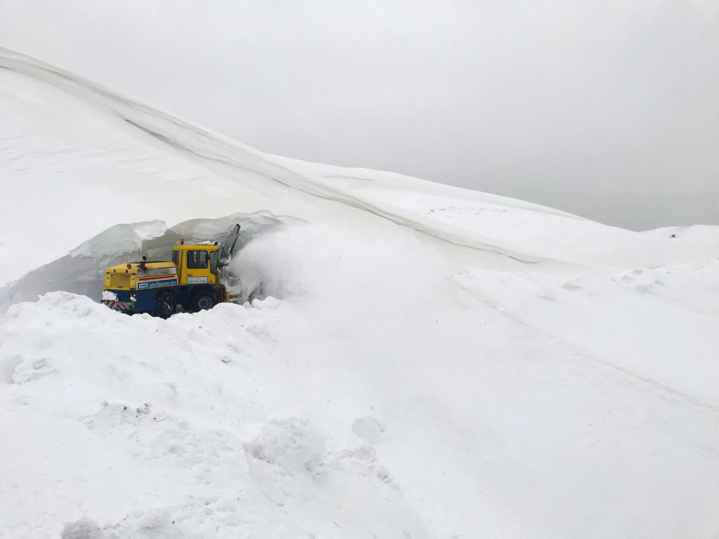 Kar kalınlığı 7 metre! 1 kilometre, 2 saatte temizleniyor 11