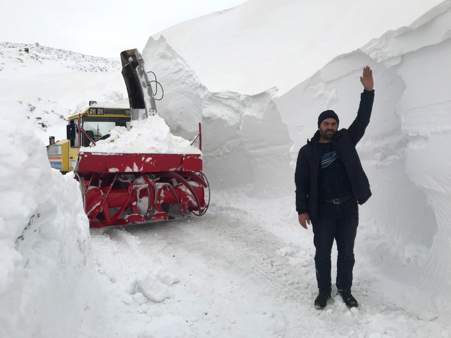 Kar kalınlığı 7 metre! 1 kilometre, 2 saatte temizleniyor 7