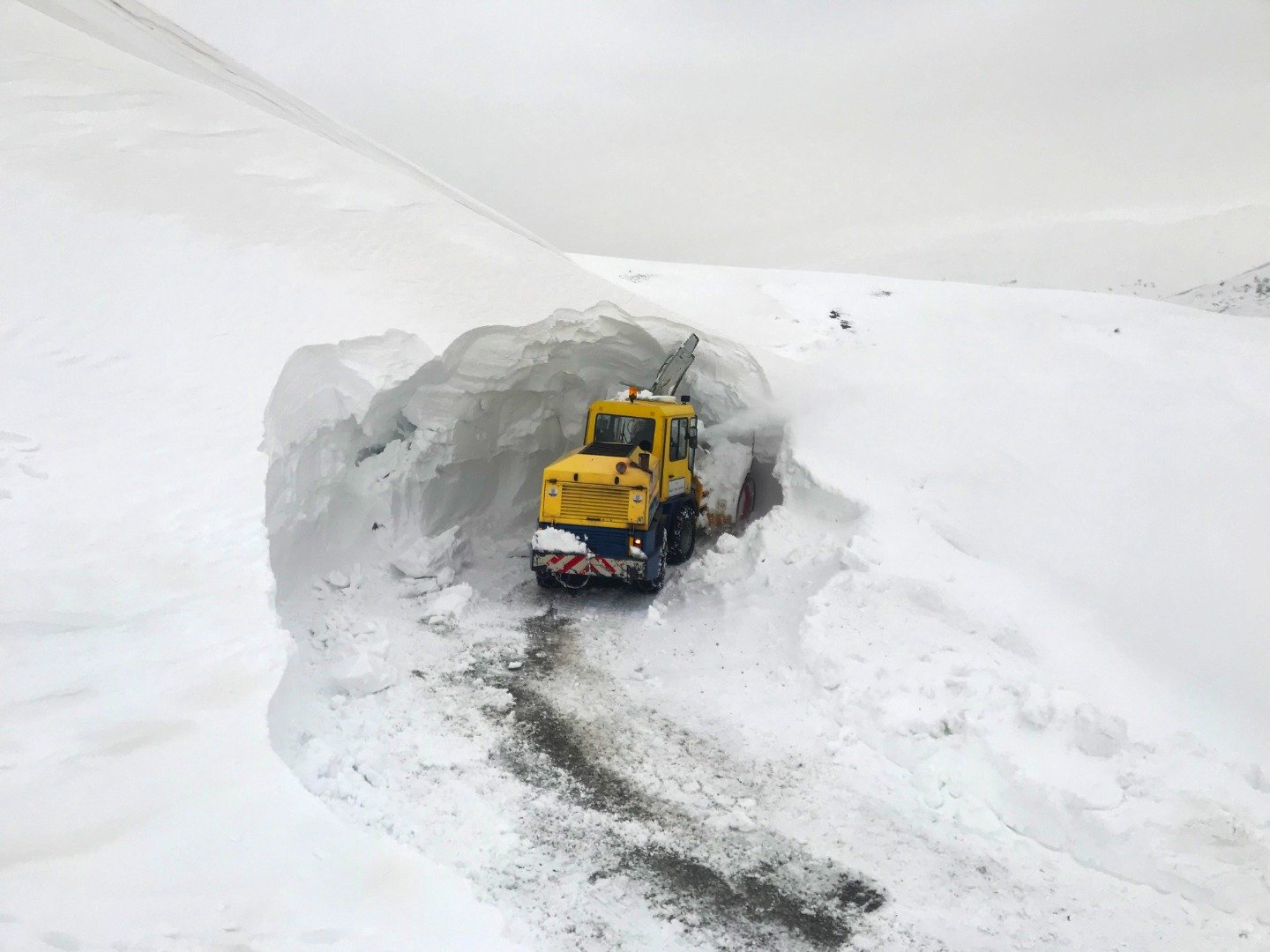 Kar kalınlığı 7 metre! 1 kilometre, 2 saatte temizleniyor 9