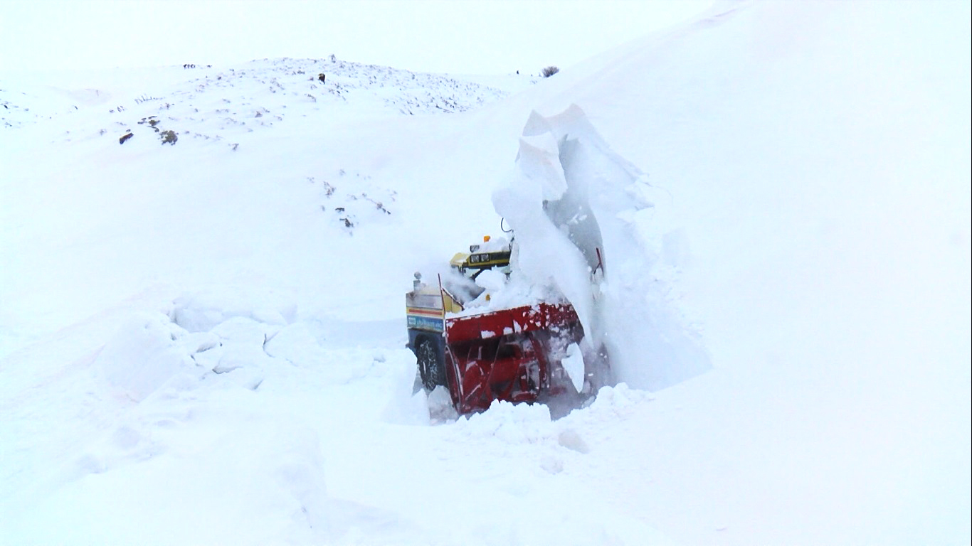 Kar kalınlığı 7 metre! 1 kilometre, 2 saatte temizleniyor 2