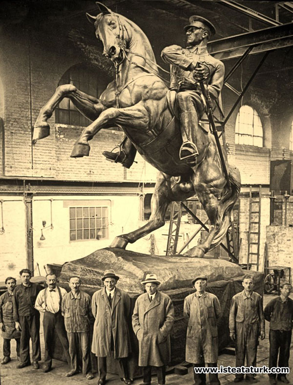 Samsun'da saldırılan Atatürk anıtının hikayesini bilir misiniz? Hiç görmediğiniz fotoğrafları ve hiç bilmediğiniz hikayesi 2