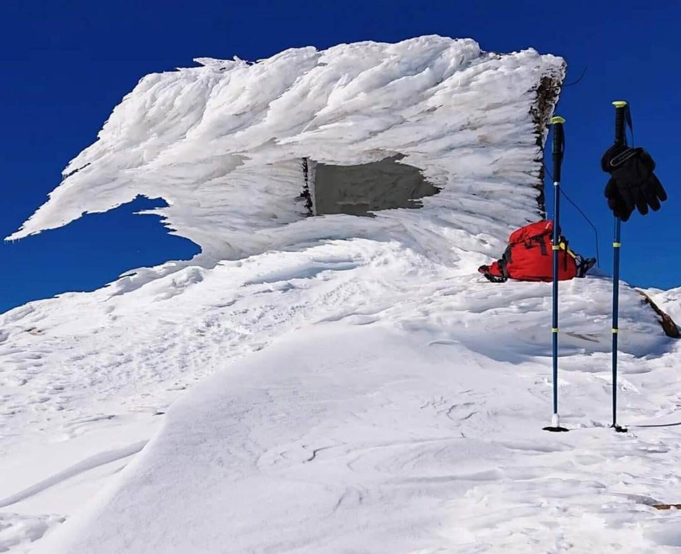 Sandras Dağı'nın zirvesinde taş barınak buz tuttu 4