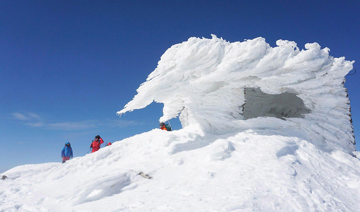 Sandras Dağı'nın zirvesinde taş barınak buz tuttu 7