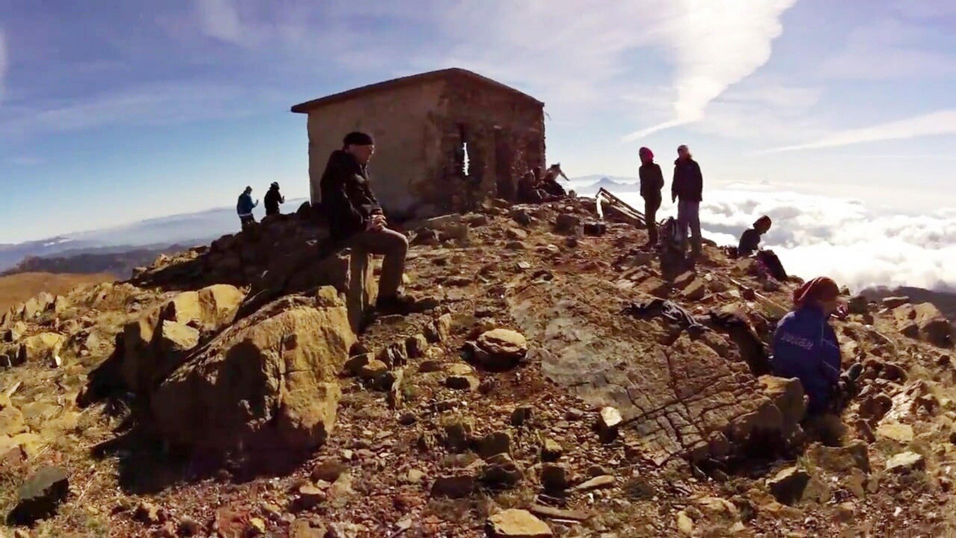 Sandras Dağı'nın zirvesinde taş barınak buz tuttu 5