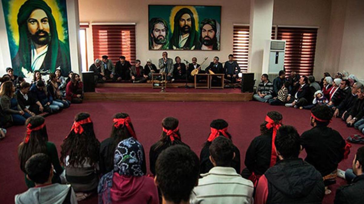 Kabine bugün toplanıyor. Masada elektrik faturaları var 3