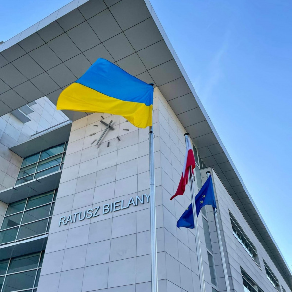 Varşova'da devlet binalarına Ukrayna bayrağının renkleri yansıtıldı 15