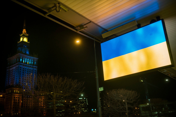 Varşova'da devlet binalarına Ukrayna bayrağının renkleri yansıtıldı 10