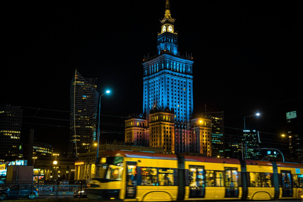 Varşova'da devlet binalarına Ukrayna bayrağının renkleri yansıtıldı 5