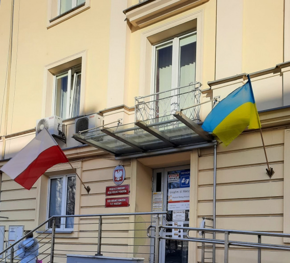 Varşova'da devlet binalarına Ukrayna bayrağının renkleri yansıtıldı 4