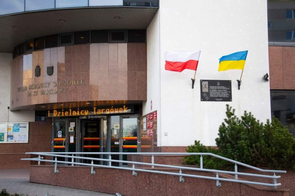 Varşova'da devlet binalarına Ukrayna bayrağının renkleri yansıtıldı 3
