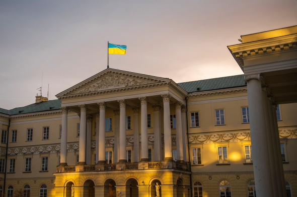 Varşova'da devlet binalarına Ukrayna bayrağının renkleri yansıtıldı 2