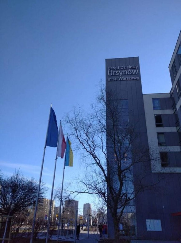 Varşova'da devlet binalarına Ukrayna bayrağının renkleri yansıtıldı 1