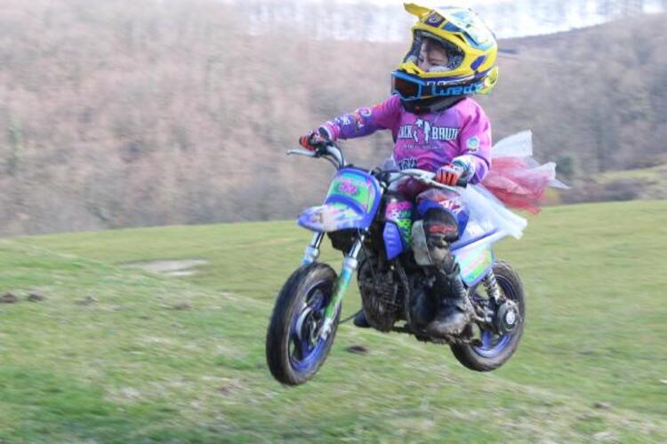 Motosiklet tutkuları küçük kızlarına da geçti, yarışlara hazırlanıyorlar 10