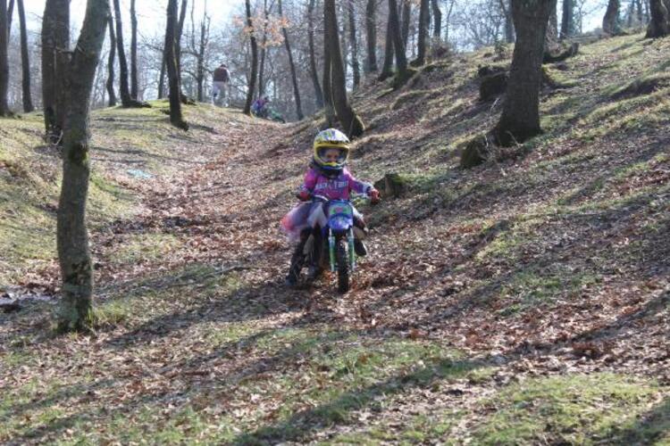 Motosiklet tutkuları küçük kızlarına da geçti, yarışlara hazırlanıyorlar 9