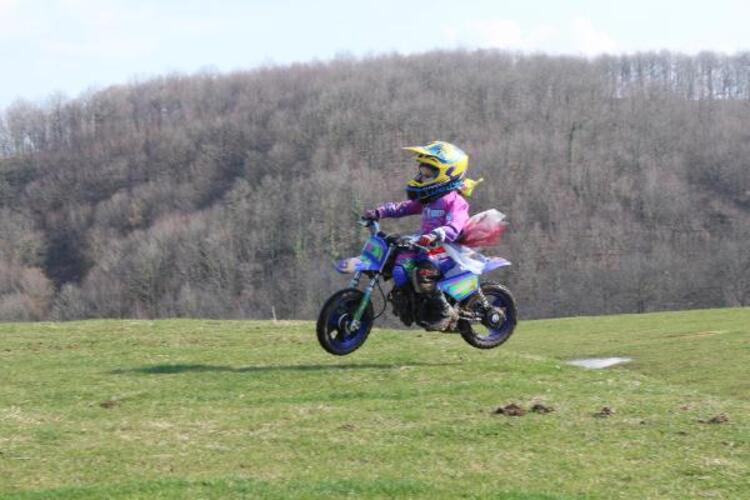 Motosiklet tutkuları küçük kızlarına da geçti, yarışlara hazırlanıyorlar 8