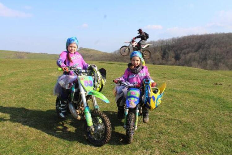 Motosiklet tutkuları küçük kızlarına da geçti, yarışlara hazırlanıyorlar 7