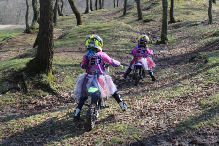 Motosiklet tutkuları küçük kızlarına da geçti, yarışlara hazırlanıyorlar 6