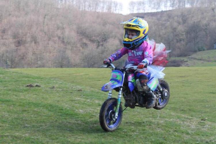 Motosiklet tutkuları küçük kızlarına da geçti, yarışlara hazırlanıyorlar 5