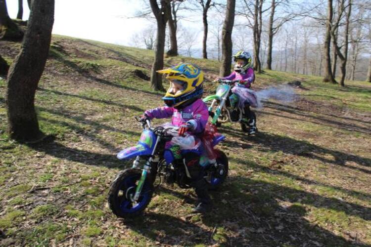 Motosiklet tutkuları küçük kızlarına da geçti, yarışlara hazırlanıyorlar 4