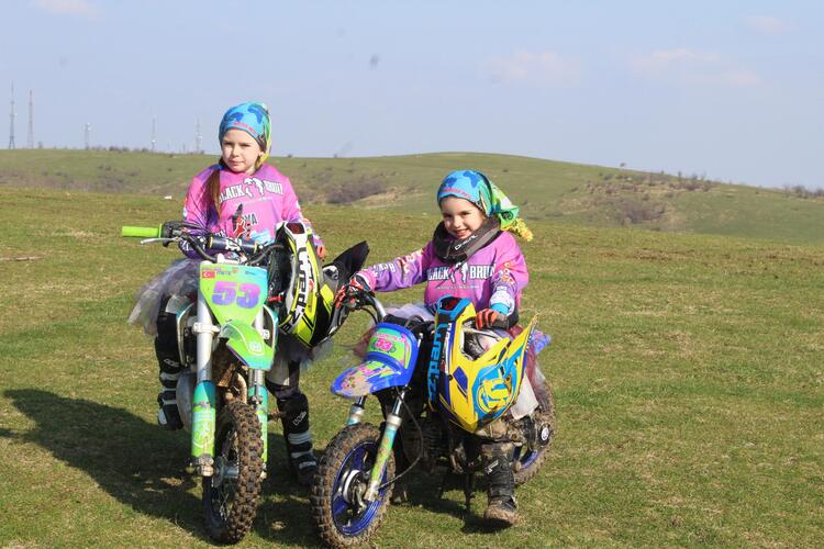 Motosiklet tutkuları küçük kızlarına da geçti, yarışlara hazırlanıyorlar 3