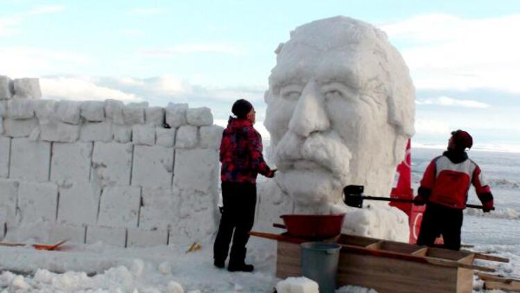 Tuncel Kurtiz'in kardan heykelini yaptılar! 5