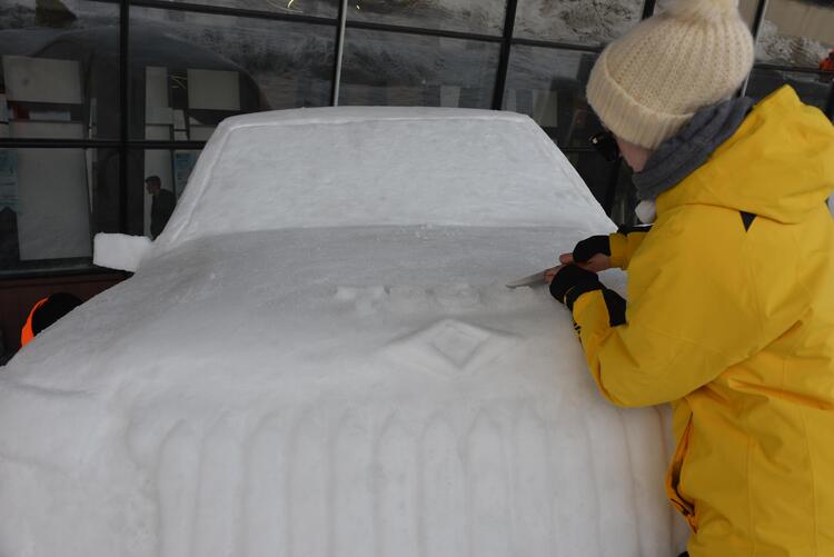 TOGG ve milli muharip uçağın kardan heykelini yaptılar 5