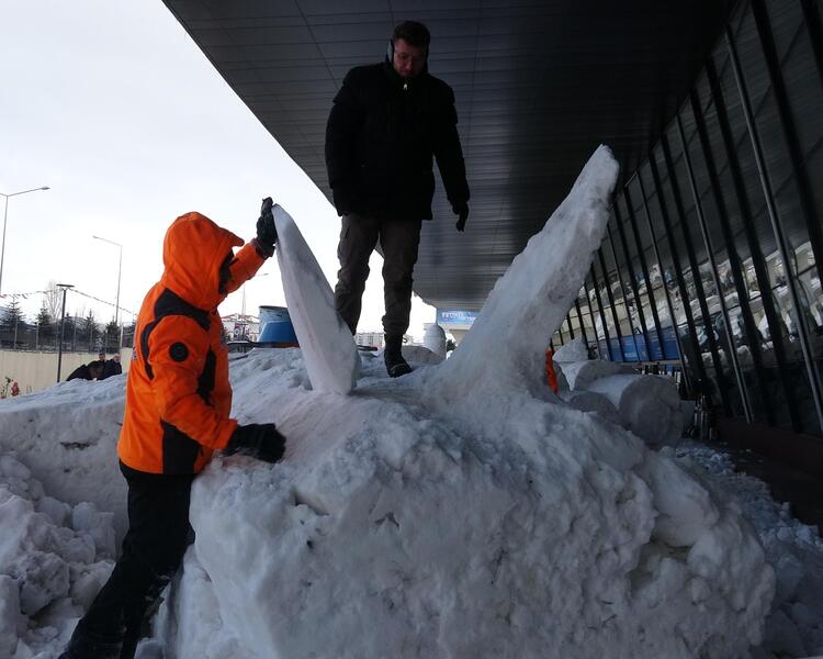 TOGG ve milli muharip uçağın kardan heykelini yaptılar 4