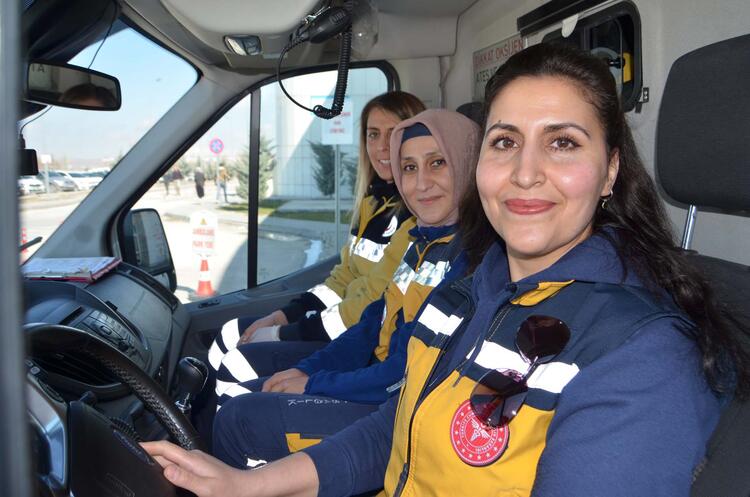 Yaşam mücadelesinde 3 kadın ambulans şoförü! 6