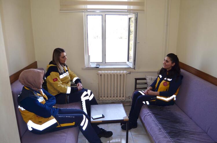 Yaşam mücadelesinde 3 kadın ambulans şoförü! 3