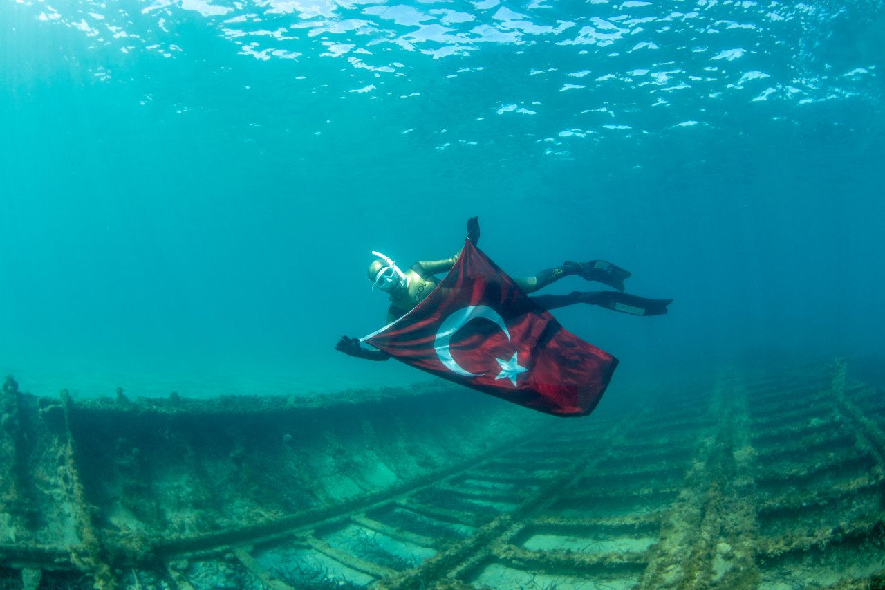 Milli sporcu Çanakkale kahramanları anısına daldı 11