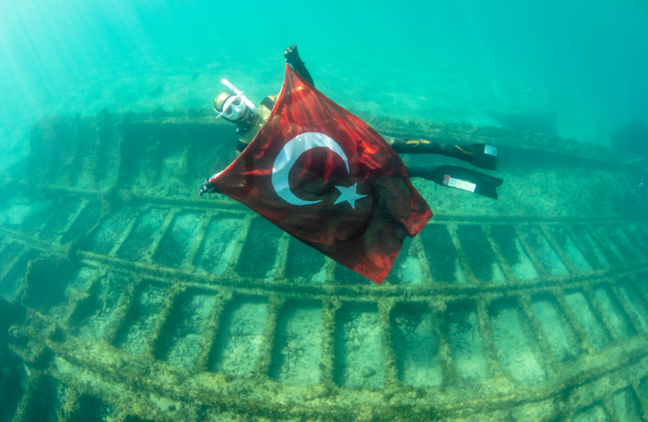 Milli sporcu Çanakkale kahramanları anısına daldı 1