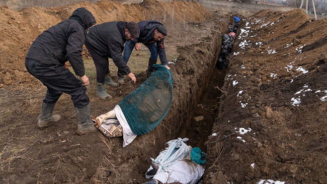 Savaşın en acı tablosu... Ukrayna'da hayatını kaybeden siviller için toplu mezarlar kazılıyor 2
