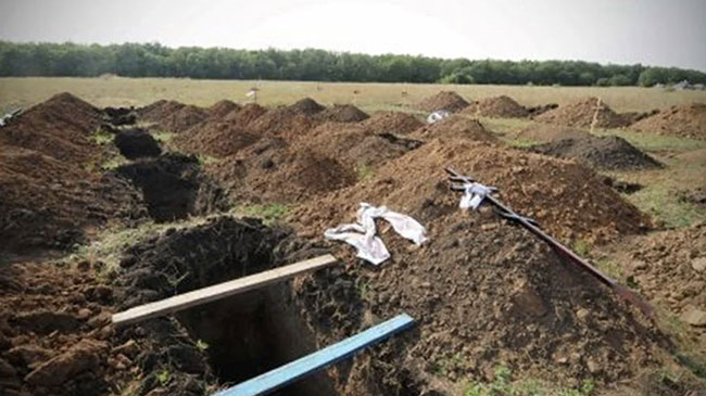 Savaşın en acı tablosu... Ukrayna'da hayatını kaybeden siviller için toplu mezarlar kazılıyor 3