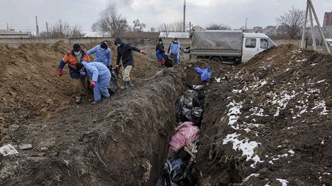 Savaşın en acı tablosu... Ukrayna'da hayatını kaybeden siviller için toplu mezarlar kazılıyor 1