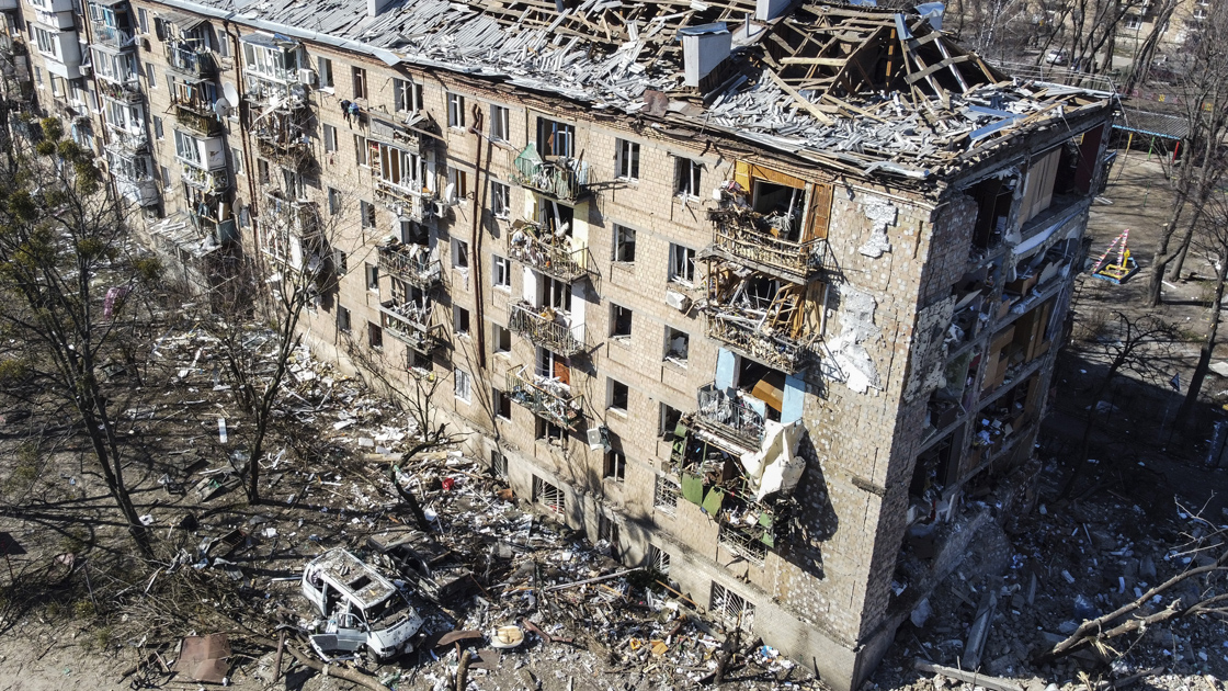 Rus güçleri Kiev’de yine sivil yerleşim bölgesini vurdu 2