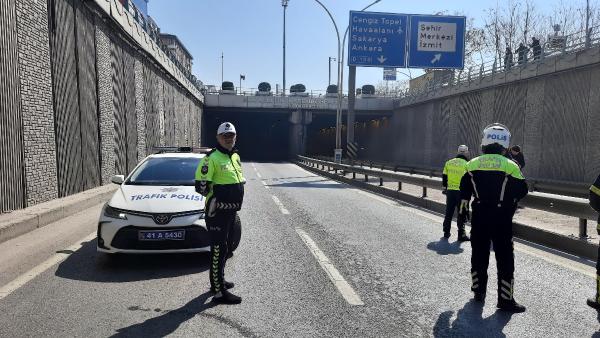 Tüneli bir anda sis gibi kapladı. Sürücüler ne olduğunu anlamadı hemen itfaiyeyi aradı 8