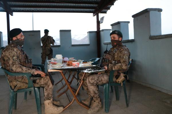 Özel harekat polisleri ilk iftarını Hakkari’de kalekolda yaptı 7